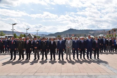 19 Eylül Gaziler Günü etkinlikleri kapsamında Kent Meydanı Atatürk Anıtına Çelenk sunum töreni gerçekleştirildi.