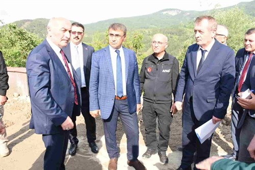 Vali Fuat Gürel, aşırı yağış ve dolunun etkilediği Ovacık ilçemiz yerinde inceleyerek bilgiler aldı.