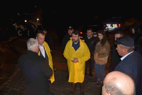 Tabaklar mahallesinde bulunan Gelicek -  Karacapınar köyleri geçiş köprüsü altının tıkanması sonucu taşkın meydana gelmiştir.